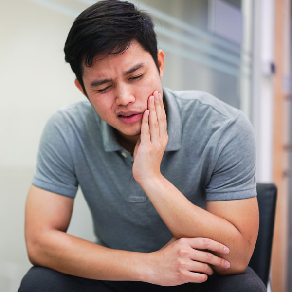 guy with jaw pain